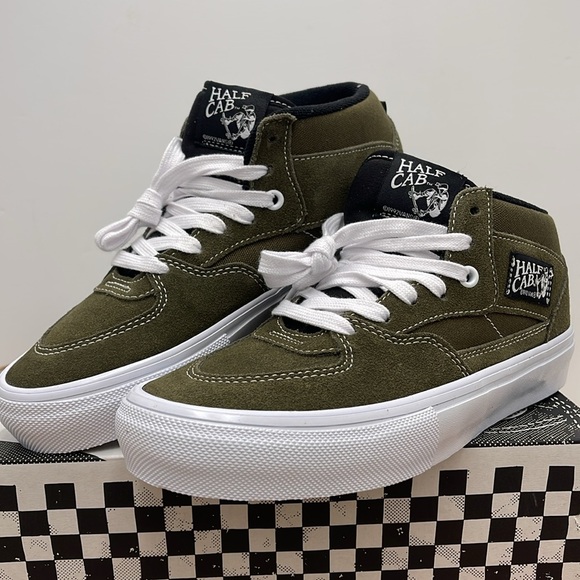 Vans WMNS Skate Half Cab Dark Olive
VN0A5FCDDOL
Sneakers - Picture 4 of 16